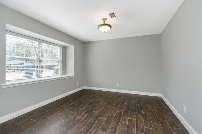 Building Photo - 1719 Longhorn Dr