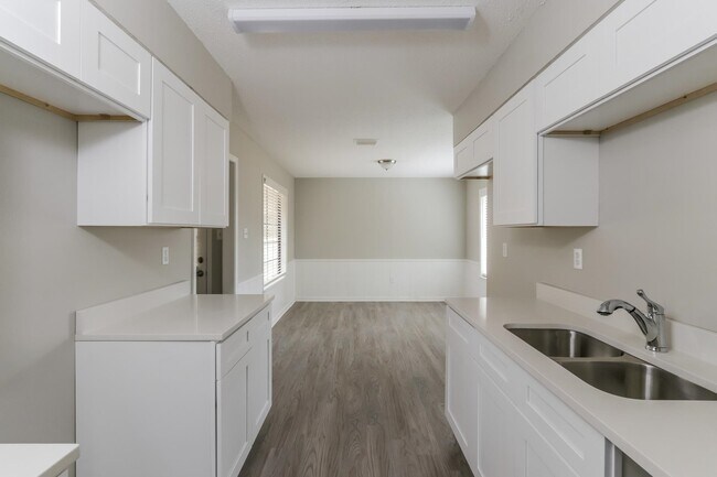 Building Photo - 4652 Benoit Dr