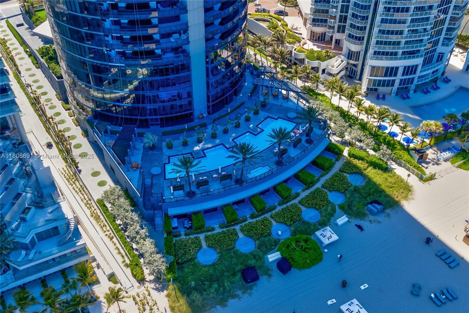 Building Photo - 18555 Collins Ave