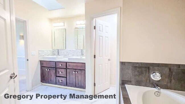 Building Photo - Light and Bright Home in the Desirable Upland View Neighborhood