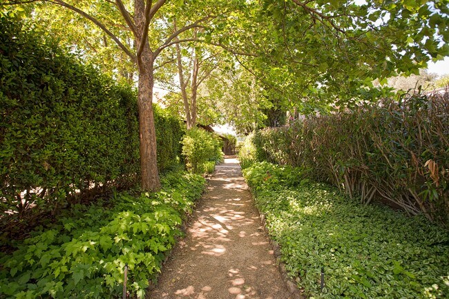 Building Photo - 430 Pratt Ave