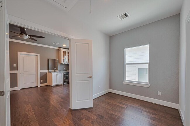Building Photo - 1237 W 23rd St