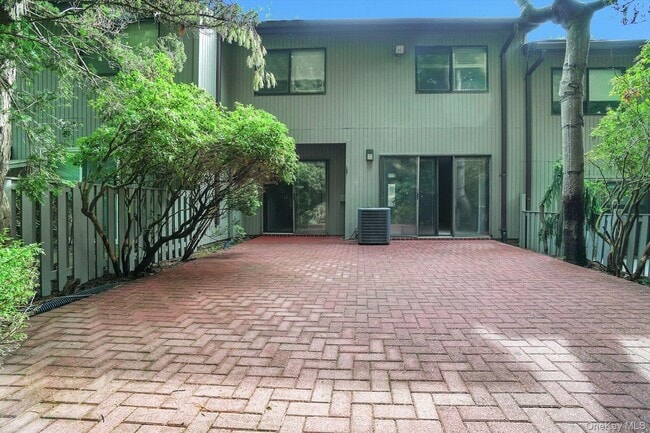 Building Photo - 23 Meadowood Dr