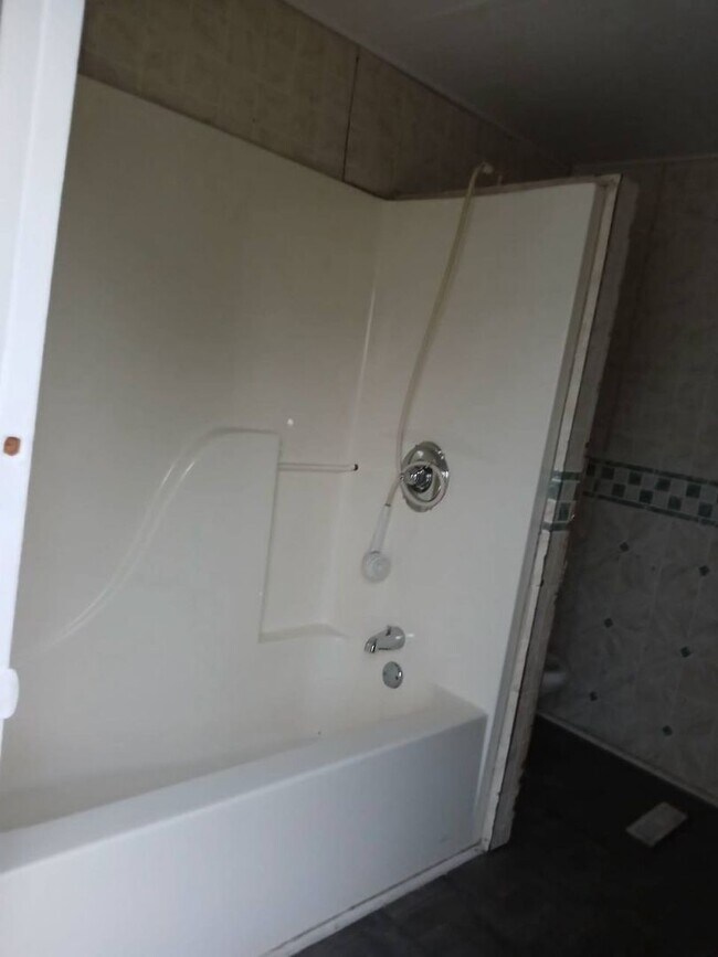 Building Photo - Spacious & Affordable Home In Lima!