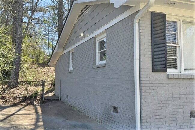 Building Photo - 6195 Cedar Wood Dr