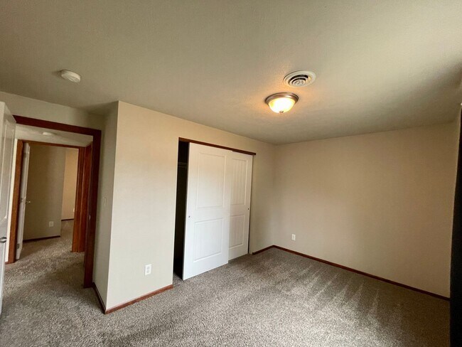Building Photo - Carnahan Hill Daylight Rancher