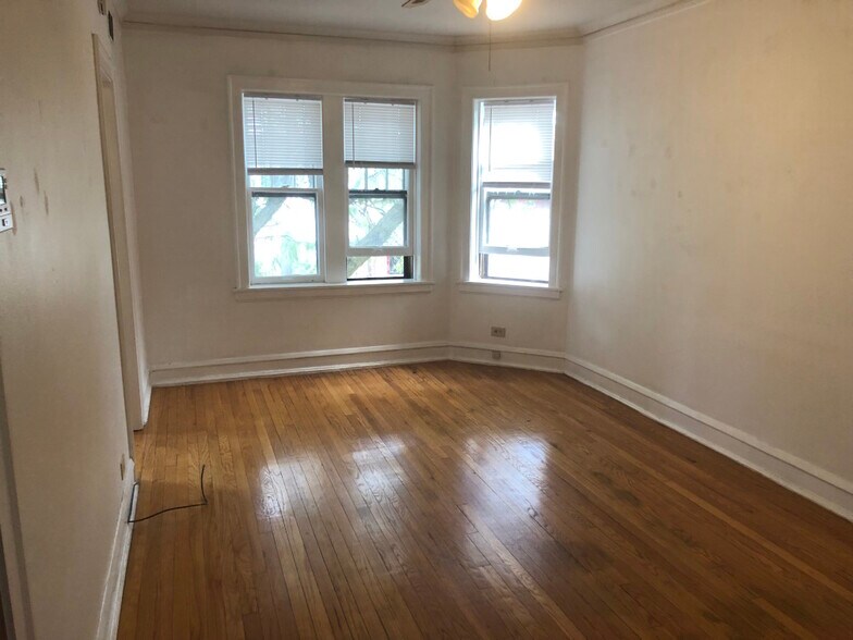 living room - 1942 N Whipple St