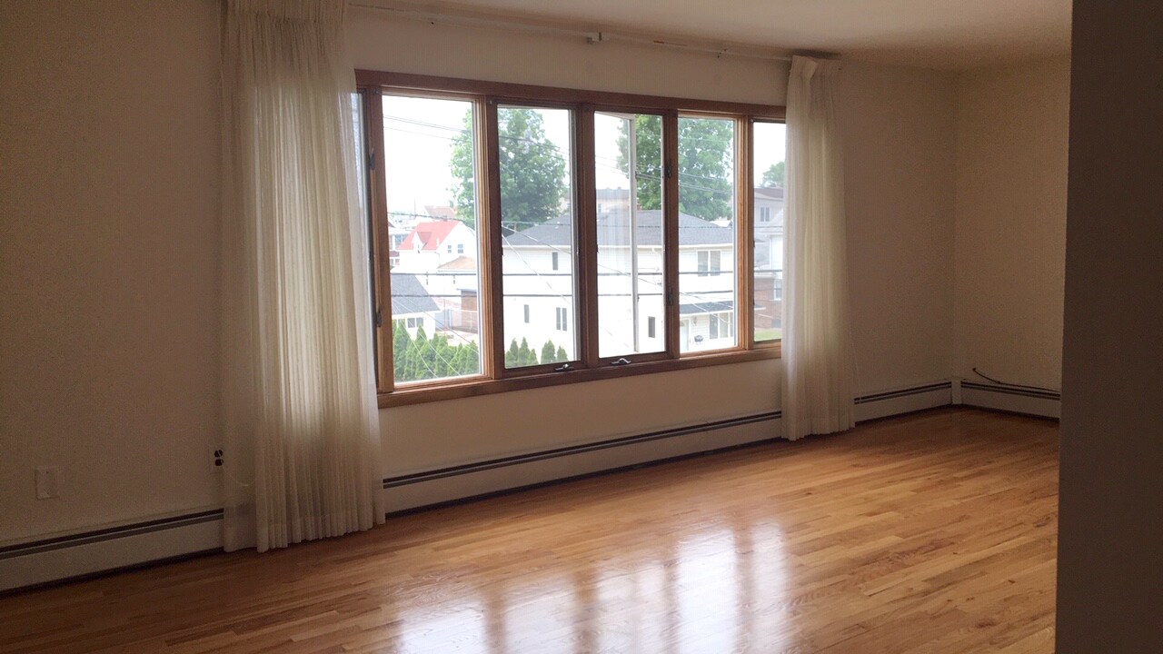 Building Photo - 193 Banta Ave