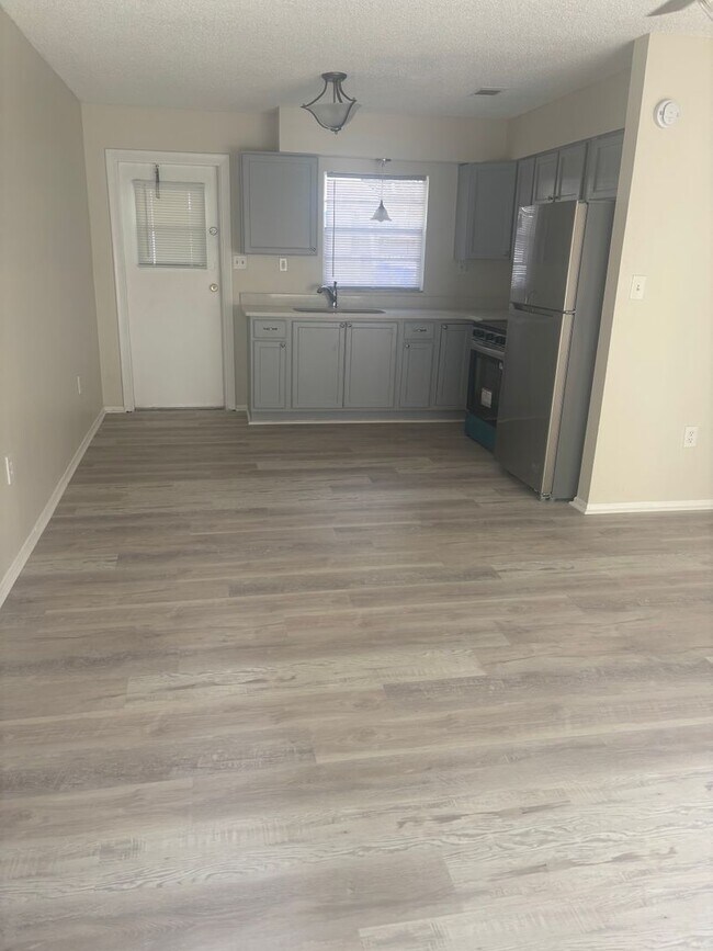 Building Photo - Newly remodeled 2 bedroom, 1 bath in Kissi...