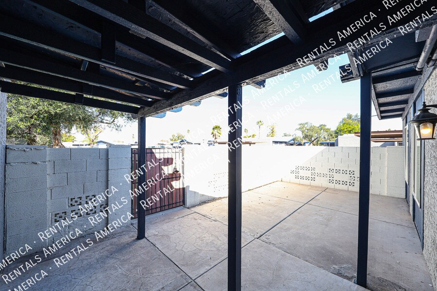 Building Photo - 712 N Santa Barbara