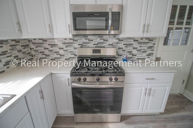 Building Photo - Rooms for Rent in a 6-Bedroom Home