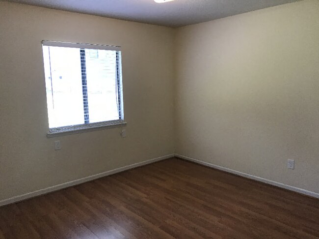 Building Photo - 2BEDROOM/ 2 BATH APARTMENT