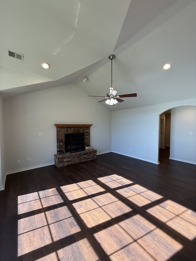 Building Photo - Spacious 3 BR with a fenced in backyard