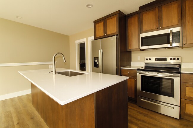 Building Photo - Your Bend Retreat: Spacious Townhouse with...