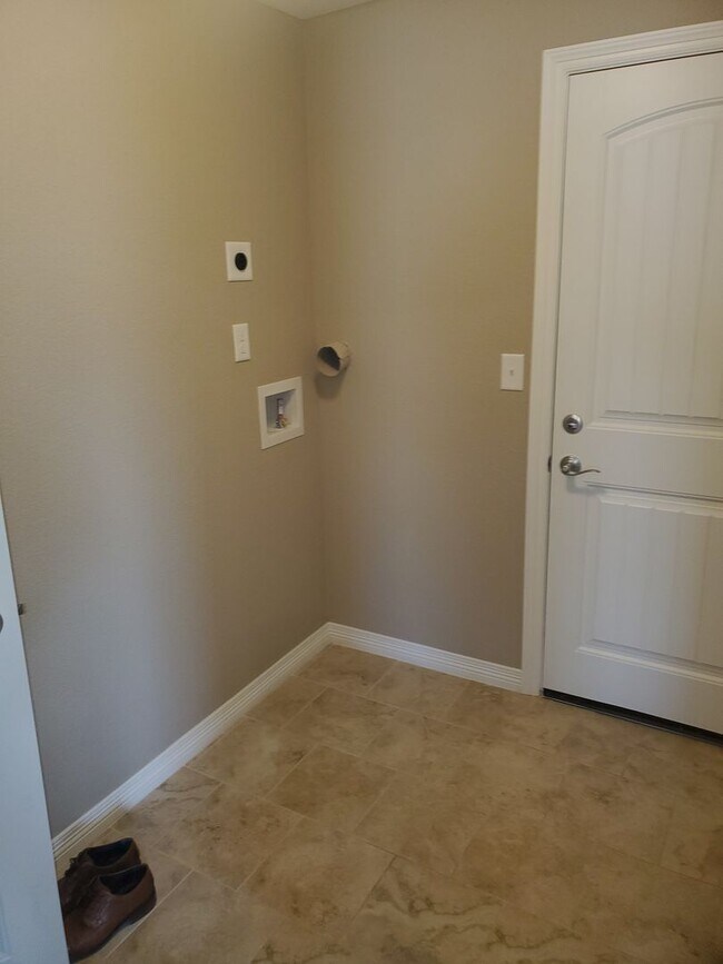 Building Photo - Updated 3 Bedroom Townhouse Across From Horsetooth Reservoir!