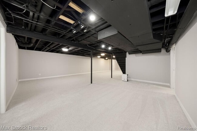 Building Photo - 5240 Clarendon Crest St