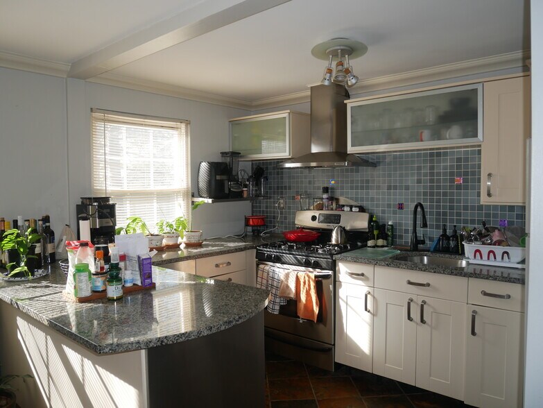 Building Photo - 190 Knickerbocker Rd