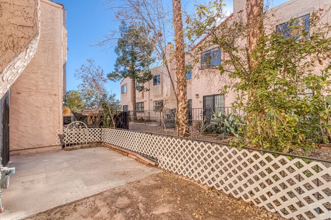 Building Photo - RENOVATED 3bd/2.5ba Townhome - Available NOW!