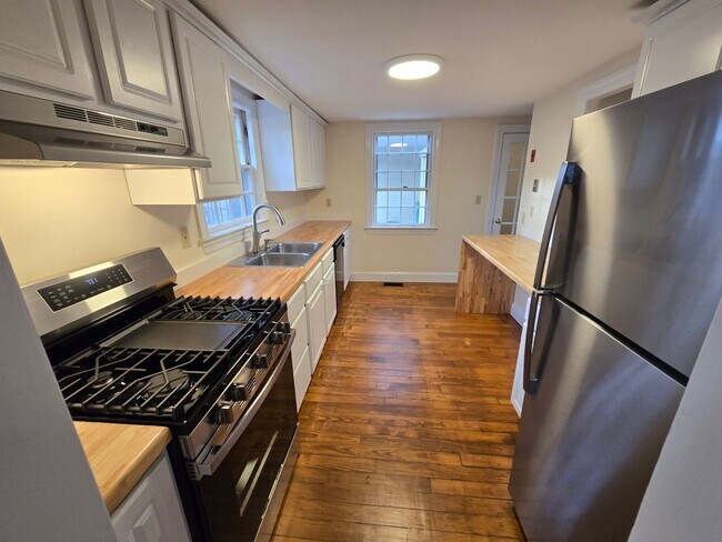 Building Photo - 5 Hillside Ave