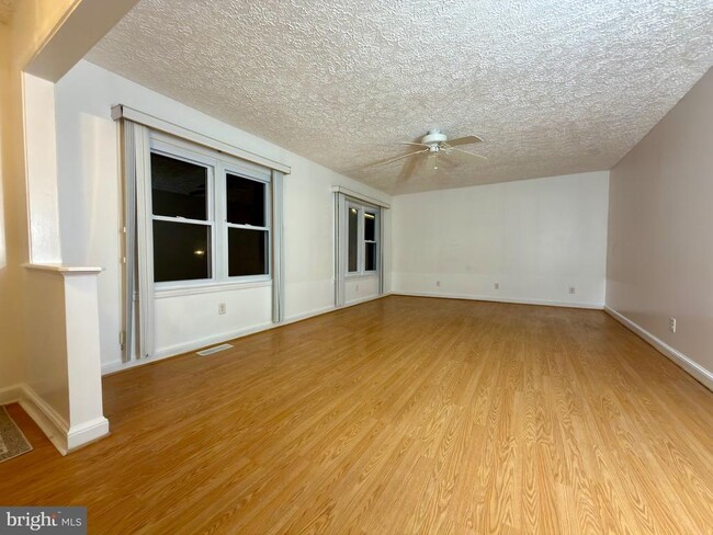 Building Photo - 905 W Poplar Rd