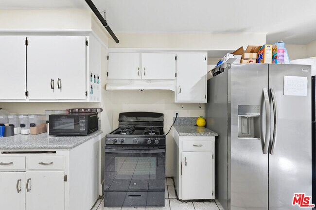 Building Photo - 522 W Vernon Ave