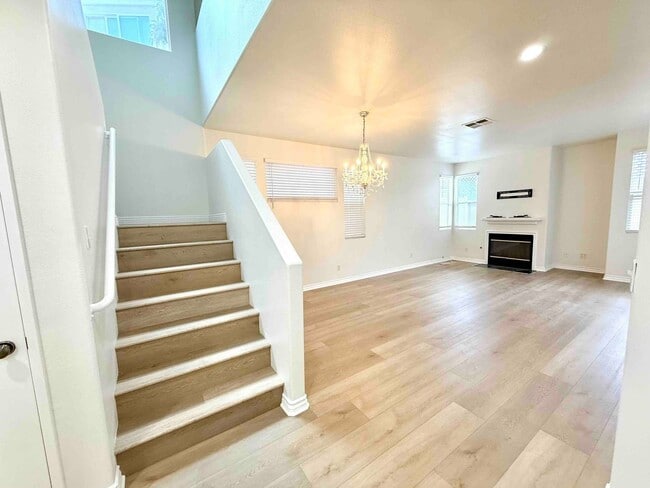 Building Photo - Gated Community - Updated Harbor City Townhouse - 3 bed / 2.5 bath
