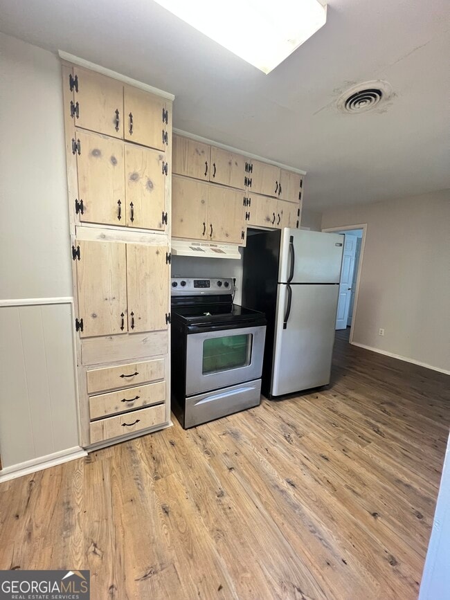 Building Photo - 127 Pineview Dr