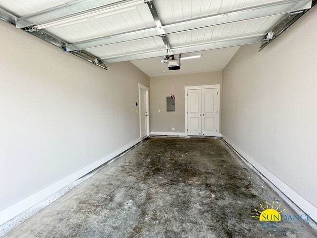 Building Photo - Beautiful 3 Bedroom 2.5 Bathroom Townhome with Garage!