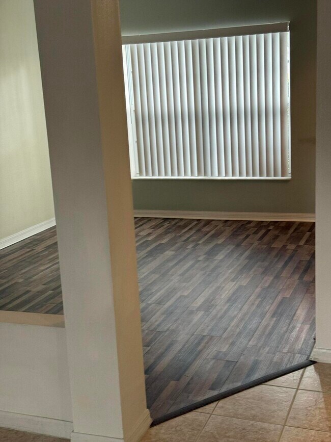 Building Photo - 5824 NW Zenith Dr