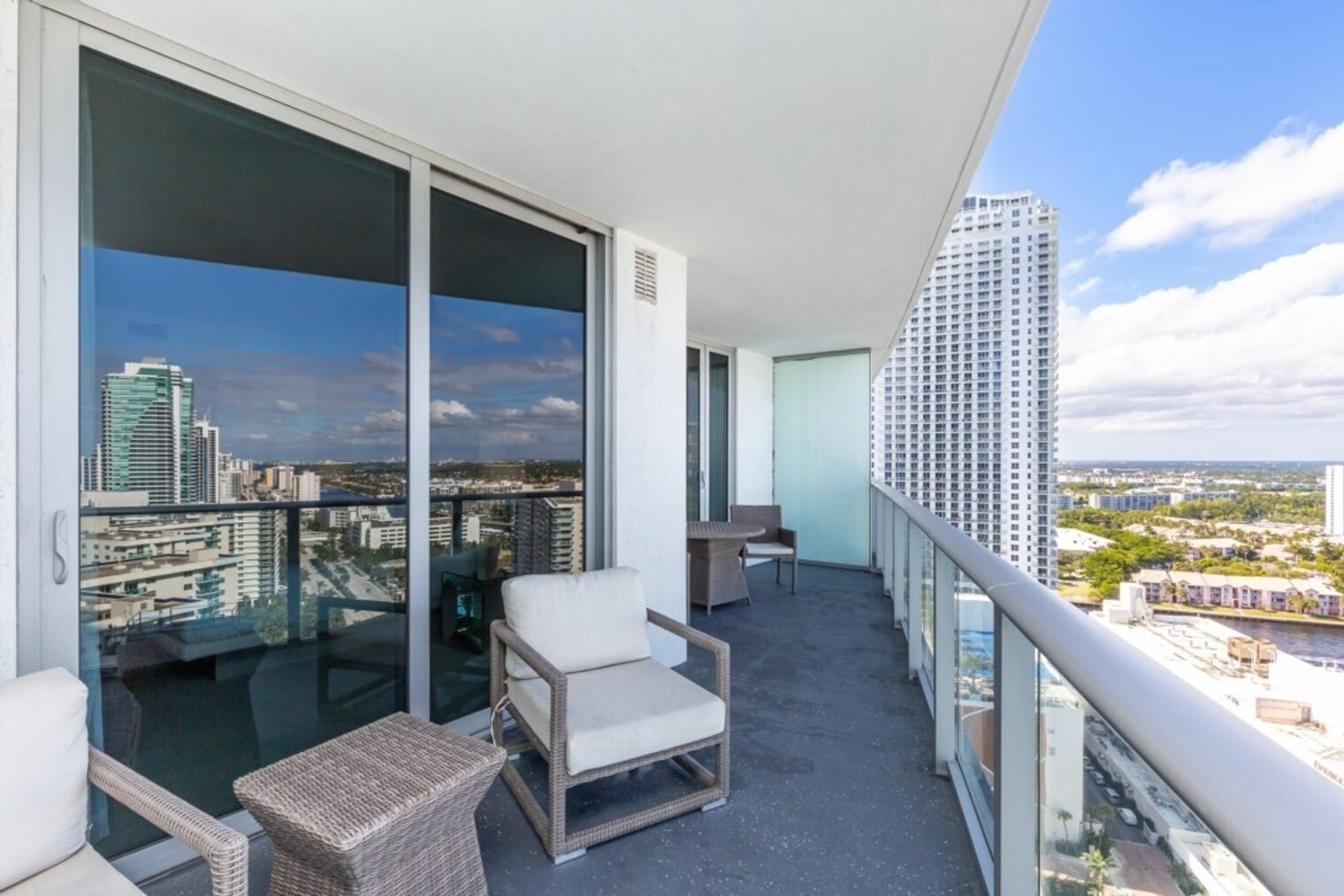 Building Photo - 4011 S Ocean Dr