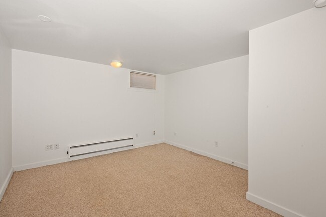 Building Photo - 3 Bedroom Home in Rainer Beach - Beautiful view over Lake Washington