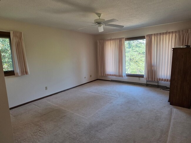 Building Photo - 2250 Greenview Dr