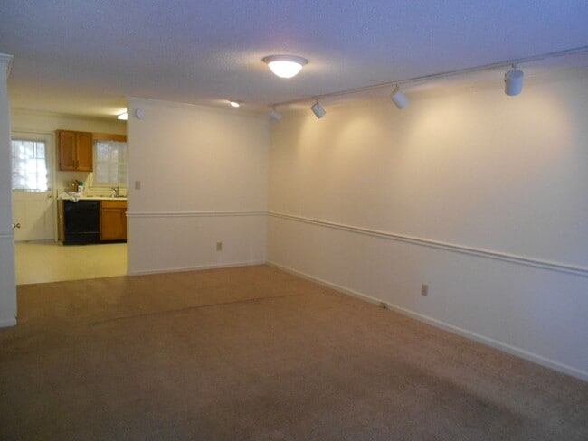 Building Photo - Spacious 2 Bedroom Condo Near Downtown Ath...