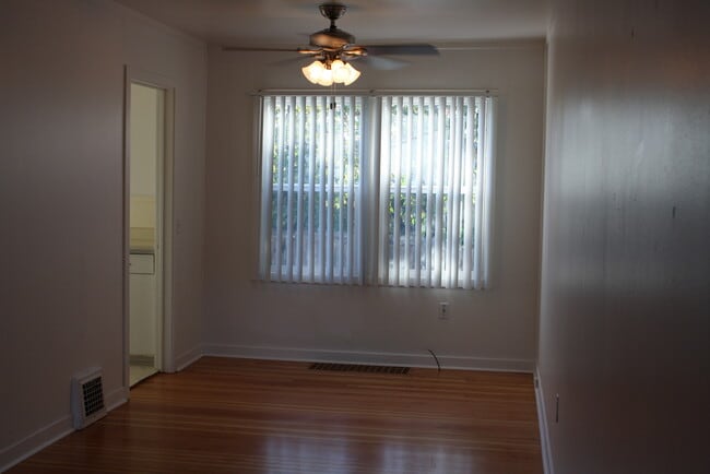 Building Photo - 2 Blocks from the river!!