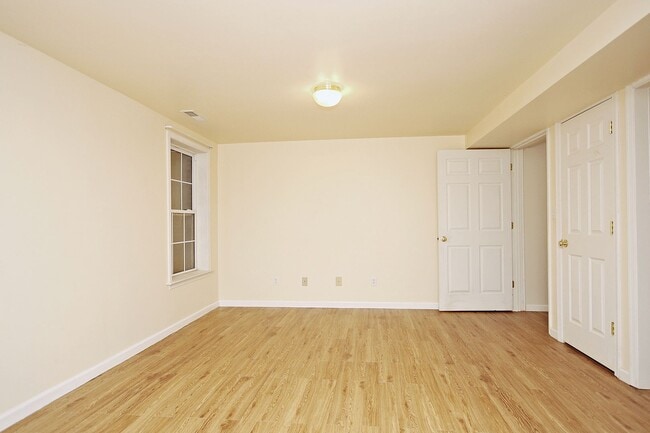 Building Photo - Pet-Friendly Raintree Home With Fenced Yard