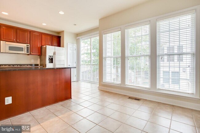 Building Photo - 2159 Oberlin Dr