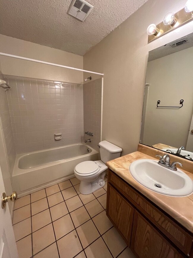 Building Photo - 841 Meadow Ln