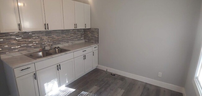 Building Photo - 5807 W Park Hill Ave