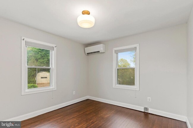 Building Photo - 201 Kenwood Ave