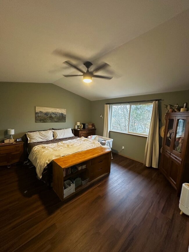 Building Photo - Beautiful 3BR / 2.5BA Near JBLM — Available December 23rd