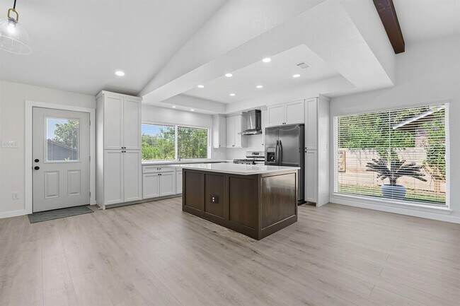 Building Photo - 5113 Loyola Ln