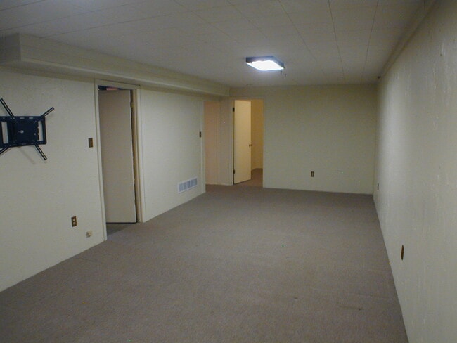 Building Photo - House For Lease