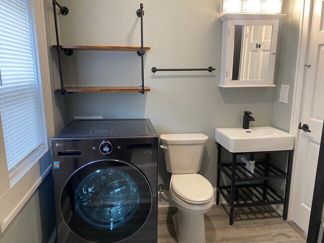 Building Photo - 37 Wyoming St E