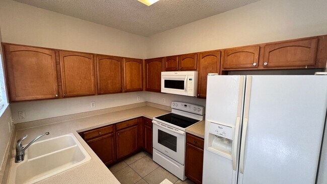 Building Photo - Upgraded Avalon Park 3 Bed/2.5 Bath Townhome!