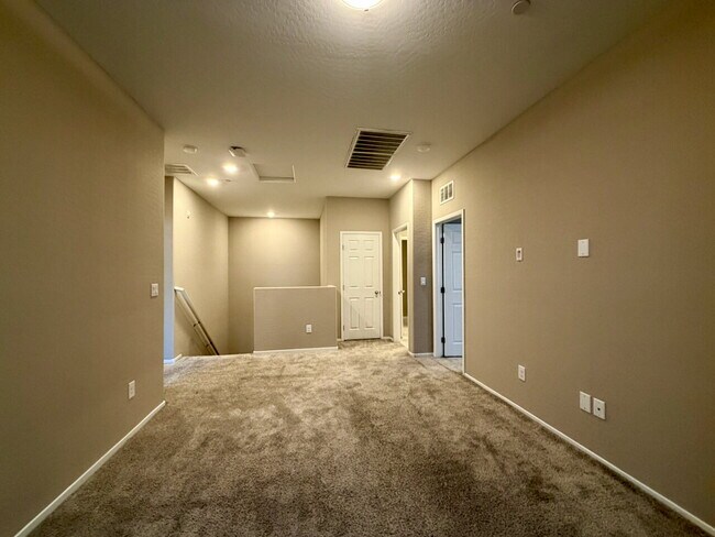 Building Photo - 3 BED 3 BATH 2 CAR GARAGE TOWNHOUSE W/ PRIVATE YARD, LOFT & BEDROOM DOWNSTAIRS IN GATED COMMUNITY...