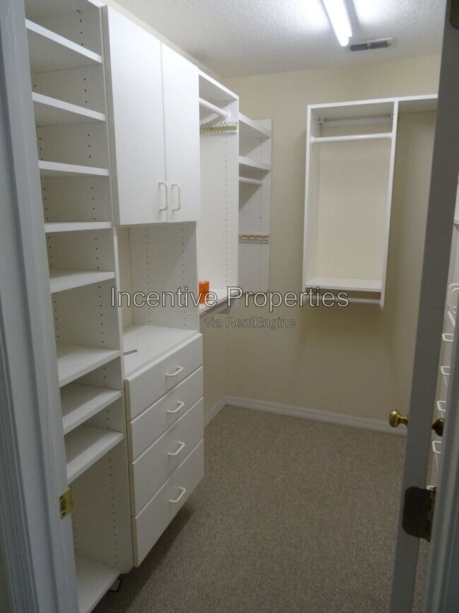 Building Photo - 817 Lakeworth Cir
