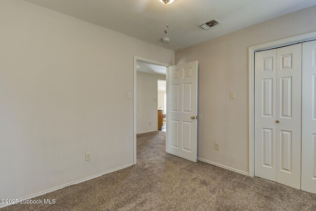 Building Photo - Charming & Unique 4 Bedroom