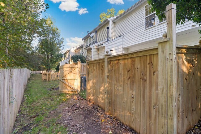 Building Photo - 3 Bedroom, 2.5 Bathroom Townhouse with Fen...