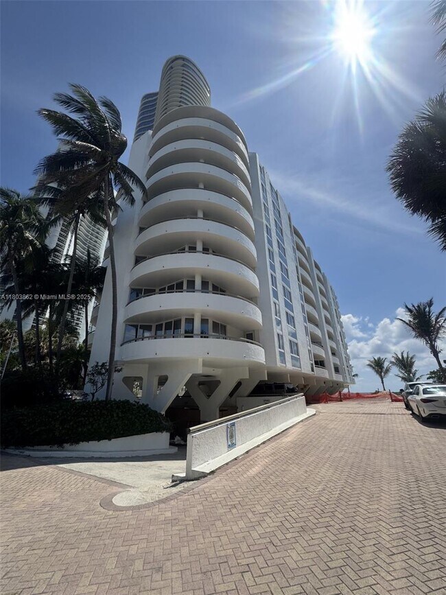 Primary Photo - 15645 Collins Ave