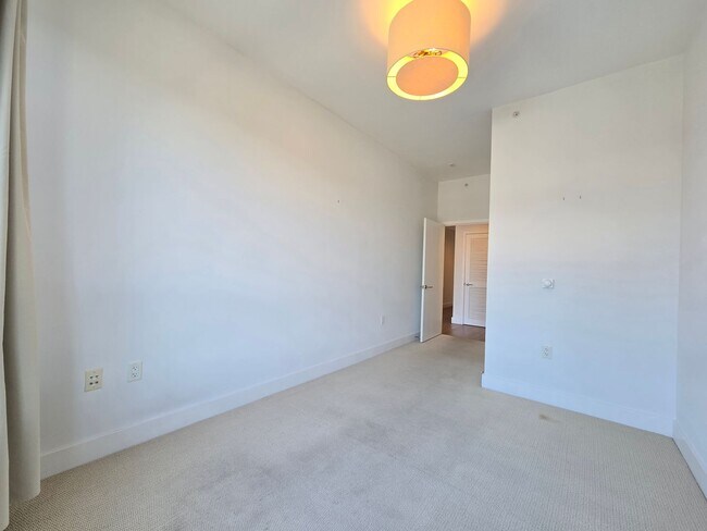Building Photo - Luxury Urband Living - Top Level Linea Condo with 2 Bed / 2 Bath
